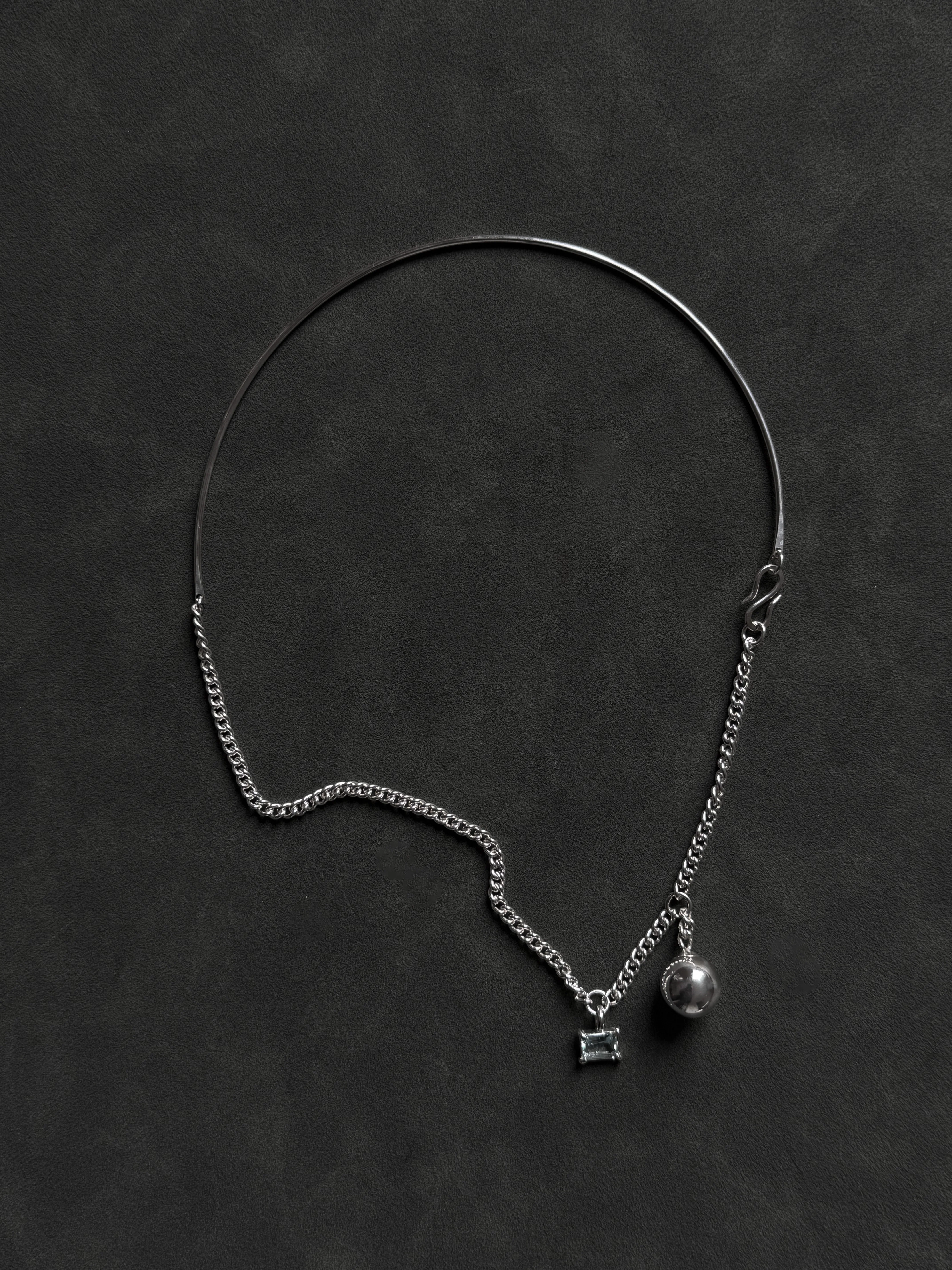 Asymmetric necklace